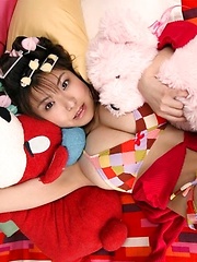 Hanai Miri posing her natural big tits in colored bikini