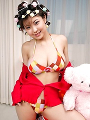Hanai Miri posing her natural big tits in colored bikini