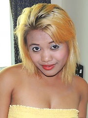 Blonde Asian girl met at the mall shows off naked body later