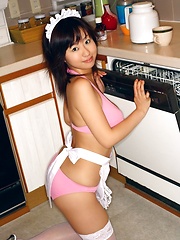 Hitomi Kitamura big brests posing in pink bikini