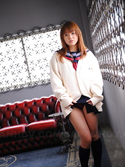 Cute babe Rui Natsukawa showing off her body
